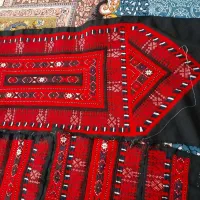 زی استین خوش رنگ روی پارچه صفر دوخته شده