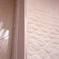 یک عدد کمد یک عدد تخت با عدد فرش ۴ متری  وتشک تخت