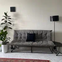 کاناپه۳ نفره پارچه‌ای و پایه فلزی بسیار شیک و سالم