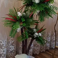 گلدان مصنوعی کنار سالنی