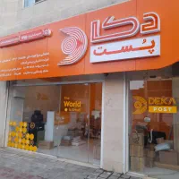 راننده با ماشین جهت توزیع مرسولات پستی
