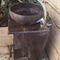 روشویی سنگی به همراه شیر اب و اینه و قاب اینه