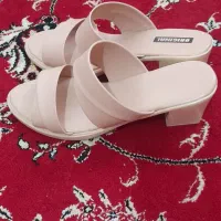 دمپایی گل‌بهی پاشنه بلند