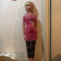 عروسک باربی ایستاده