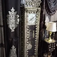 ساعت کنار سالنی ایستاده سلطنتی طلایی