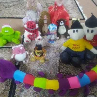 تعدادی عروسک اسباب بازی و قنداق فرنگی