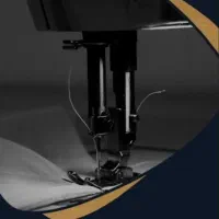 بسته بند وسط کار دوزنده کارگاه خیاطی