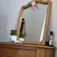 ایینه و میز چوبی