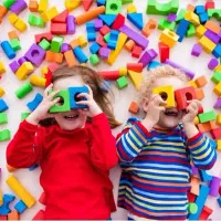 پذیرش خانم برای محیط کودکان زمین بازی