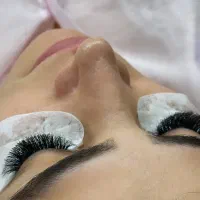 اکستنشن مژه و کاشت ناخن