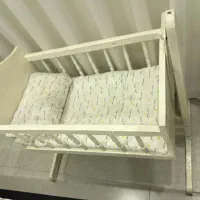 گهواره و تخت کنار مادر