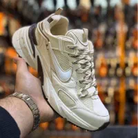 فروشنده کتونی و انبار دار