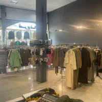 فروشنده خانم برای لباس فروشی