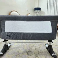 تخت کنار مادر زویی