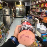 نیازمنداشپزخانم و کارگر ساده جوان در محیط خانگی