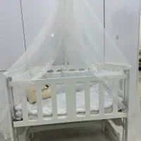 گهواره و تخت کنار مادر