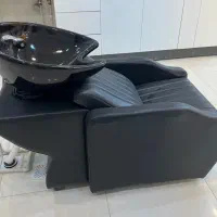 صندلی ‌،سرشور ،اینه ،کمد و دکوری‌ زنبوری ارایشگاه