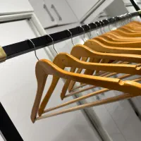 ۲۴ عدد چوب رختی چوبی (هنگر ، آویز لباس)