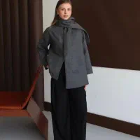 پذیرش خانم در مدل پوشاک