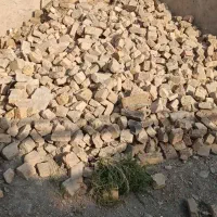 تعدادی آجر تکه و سالم