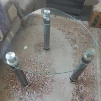 میز غذاخوری سه نفره سه گوش شیشه پایه فلزی سالم