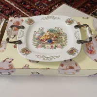 تعدادی ظرف و گل سرخی