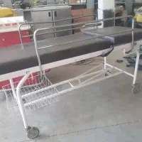 تعدادی تخت بیمارستانی برانکارد و تخت جراحی