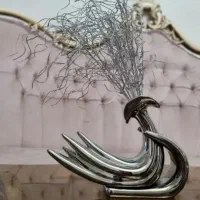 گلدان تزئینی نقره ای با گل مصنوعی