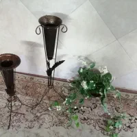گلـدان فلـزی پایه دار (دوعـدد)  و گـل مصنـوعـی|گل مصنوعی|قم, چهار مردان|دیوار