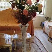 گلدان بسیار شیک همراه چهار گل رز و یک عدد سنبل