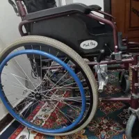 یک دستگاه واکر ویک دستگاه ضد عفونی کننده ی دست