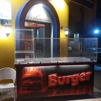 اشپز نیم ماهر کار پای گریل برای ساندویچ برگر