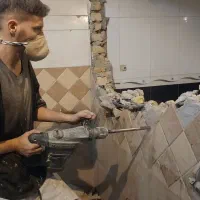 کارگر تخریب  دیوار و بتن و سرامیک کنده کاری. اپن