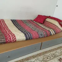 تخت نوجوان بهمراه نیز کامپیوتر و کتابخانه