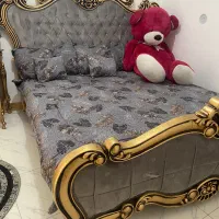 تخت دونفره ب همراه اینه و دراور و دو عدد پاتختی