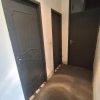 درب چوبی همراه با چارچوب و قفل سالم