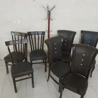 ۷ تا صندلی و چوب لباسی