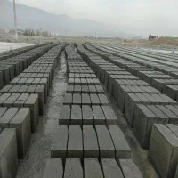 کارگر تولیدی جدول بتنی