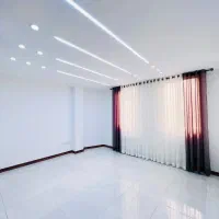 ۴۸مـتر روبه نمـا و آفـتاب/سـالن پرده خور/سـندتکبرگ