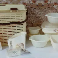 تعدادی ظروف پلاستیکی نونو