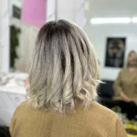 مرکز زیبایی رها شهید زاده تخصص رنگ و لایت