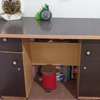 میز تحریر و کامپیوتر