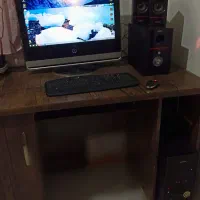 کامپیوتر به همراه اسپیکر و میز و صندلی