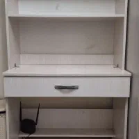 صندلی و میز مطالعه همراه با کتابخانه