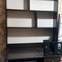 کتابخونه و میز کامپیوتر