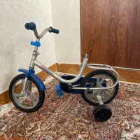 دوچرخه بچگانه و کامیون اسباب بازی