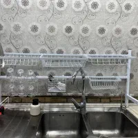 آبچکان پشت پنجره و سطل زباله ریلی        (تولیدی)