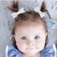 دختربچه چشم رنگی برای فیلمبرداری