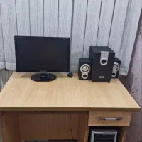 میز کامپیوتر به همراه کامپیوتر و اسپیکر