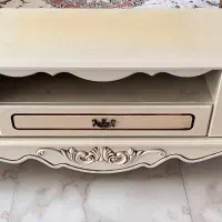 میز تلویزیون سلطنتی کرم‌رنگ، شیک و منبت‌کاری‌شده